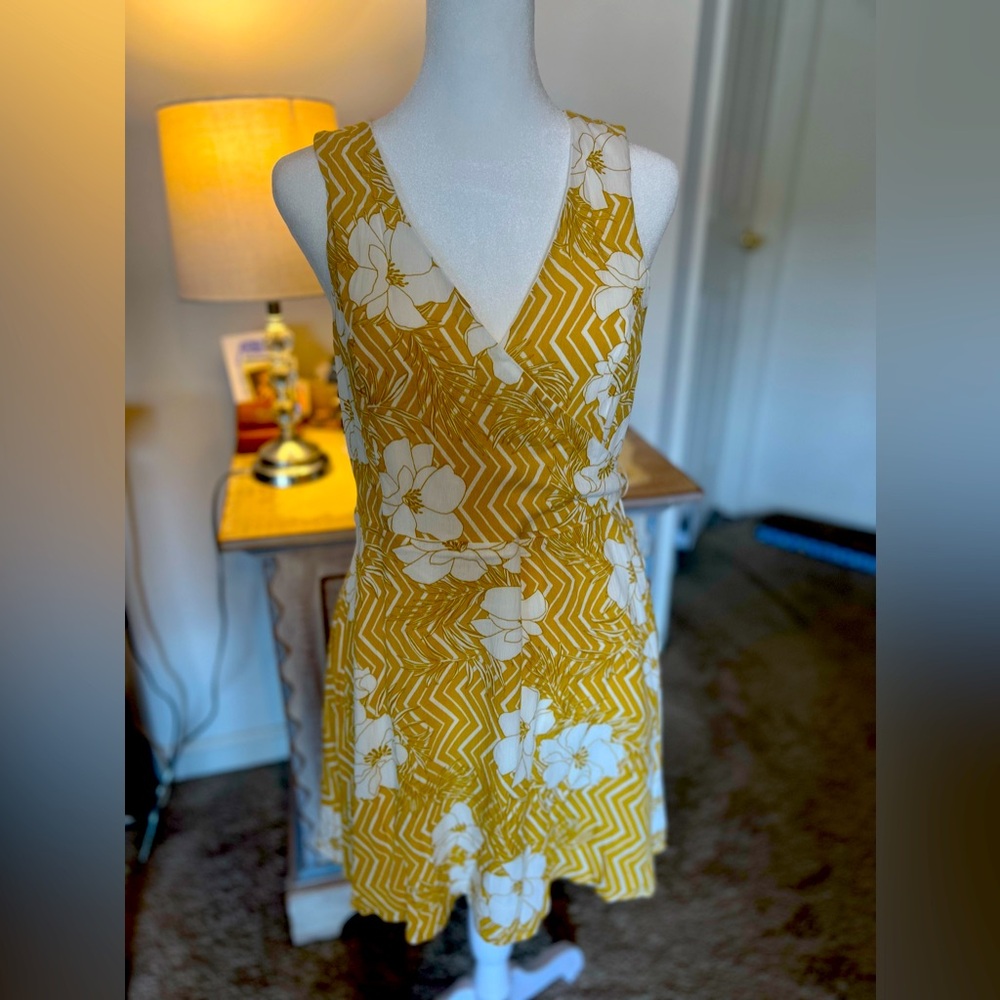 Very pretty yellow floral mini dress. Size XL